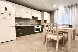 ApartPoltava Svitla STUDIYa v NOVOMU komfortnomu budinku, BILA ALTANKA Gotelniy chek, Poltava