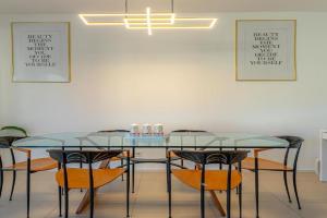 IMPERIAL of 3 with a lake view behind the station and 10 min from the lake of Apartments, Lugano