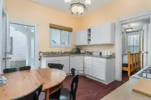 Downstairs 2 Bedroom Apt- Pet Friendly- walking distance to beach & shops, Michigan City
