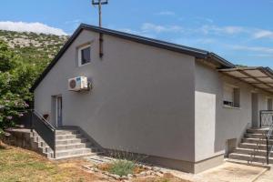 Amazing Home In With Wifi Guest house, Karlobag