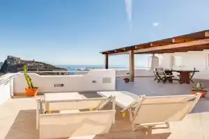Mansarda con terrazza davanti castello aragonese Apartments, Ischia Town
