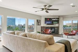 Enjoy DT Newly Renovated & Patio and Free Swim Club by Vacay Guest house, Austin