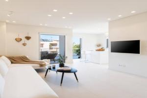 2BD Boho Sea View Apartment by The Olon, Vari
