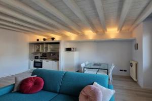 La Finestra sul Castello Desenzano-by Goccia di Lago Apartments, Desenzano del Garda