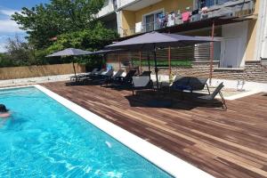 Family-friendly apartments with swimming pool Kastel Luksic, Kastela - 20582, Kastel Stari