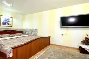 1-kimn Frantsuzkiy shik u tsentri Poltavi ,Korpusniy park Apartments, Poltava