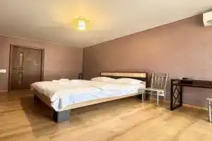ApartPoltava Zatishna v novobudovi, panoramniy balkon, bankivskiy chek, Poltava