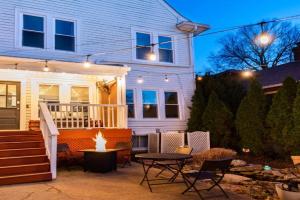 Luxe Highlands Home! King BR~Fire Pit~Yard Games Guest house, Louisville
