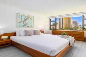 Steps to Waikiki Beach, Stylish 1BR with Parking! Apartments, Honolulu