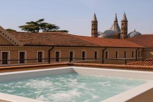 enJoy Home - Attico con idromassaggio e garage - zona Sant'Antonio Apartments, Padua