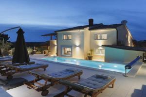 Villa Forest Bay near Pula for 8 people - only 300 meters from the beach, Bagnole
