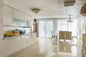 Golden bay Apartments, Bar