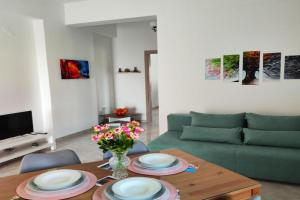 Oasis Apartments, Perivolos