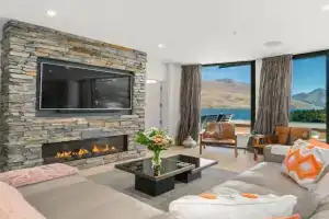 Chic Central Penthouse 3BM with Spa, Queenstown