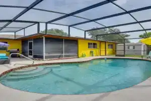 Colorful Cottage with Lanai 7 Mi to Cortez Beach!, Bradenton