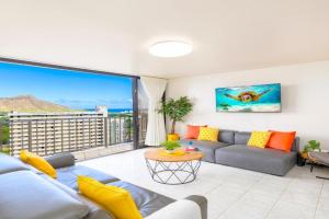Chic Condo Near Waikiki Beach - Free Parking! Apartments, Honolulu