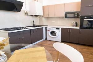 Chudovi apartamenti u tsentri mista Lviv dlya chotiroh, Lvov