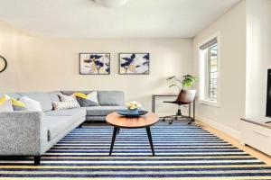 Stylish 3BR Townhouse by Airport, Calgary