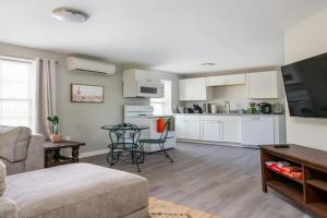 Plush 1 bed APT near Five Points! Bring your pets! Apartments, Columbia