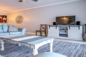 Cozy Courtyard Condo Stunning Gulf And Courtyard Views Sleeps 10 Apartments, Fort Walton Beach