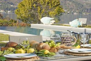 Villa Bianca directly on the lake modern amazing, Salo