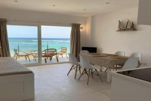 Espardell Beachfront Stay - Ocean Breeze & Sunrise Apartments, Es Pujols