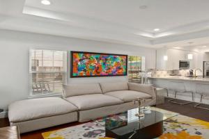 Walk to UT and E 6th in ATX House and Free Swim Club by Vacay, Austin