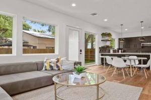 Super Stunning Back House w Terrace in East Chavez, Austin