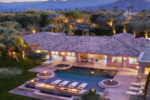 The Date Palm Estate by AvantStay Expansive Estate w Game room Backyard Oasis w Pool Spa, Indio