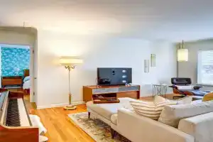 Near Zoo Home with Furnished Patio! Guest house, Aurora