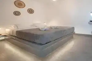 Litmus Apartments, Karterados