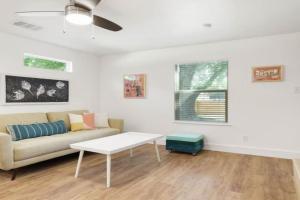 Take Your Pets on The Nearby Trail or Shared Yard Guest house, Austin
