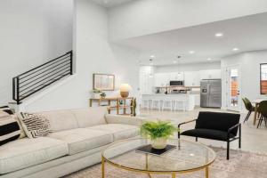 Brand New House, Yard Next to Downtown and E 6th, Austin