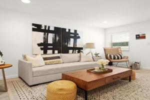 Great Clarksville Condo Near W 6th plus Free Parking Guest house, Austin