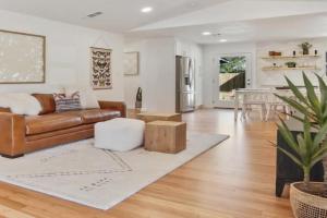 Trendy Remodeled Home by SoCo w Nice Outdoor Space Guest house, Austin