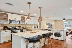 Sizable Screened in Porch w Luxury Kitchen and Bath Guest house, Austin