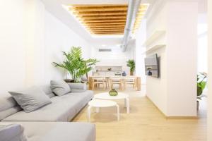 Modern 3 bedroom, city center with patio & high ceilings by 10ToSea, Malaga