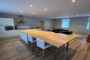 Ruim app. met grote garage Apartments, Ieper