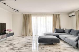 Apt "Royal Oak" 2 Bedroom with Garage Parking, Budva