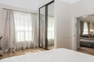 Elegant Apartment in historical centre & Free Locked PARKING, Riga