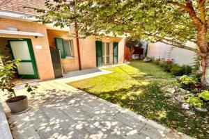 Malù apartment, wifi, private parking and garden in centre, Sirolo