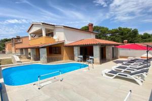 Villa Family, Pomer