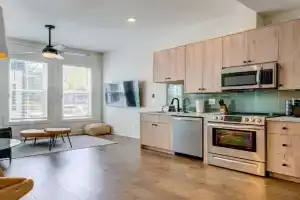 Modern Townhome Rental about 2 Mi to Downtown! Guest house, Atlanta