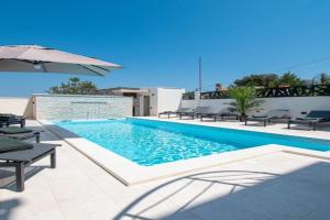 House Suzana, Bagnole