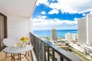 1BR Condo with Great Ocean Views - 1 Block to Beach with Free Parking! Apartments, Honolulu