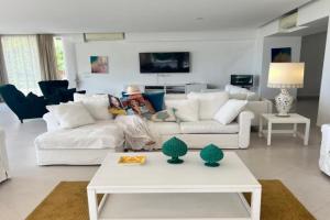 Villa con piscina con 8 camere matrimoniali ad, by La Canostra Capri, Anacapri