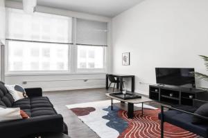 BOLD 2BR 2BA In The Block Apartment by CozySuites, Indianapolis
