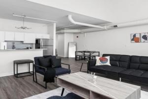 2BR 2BA In The Block Apartment by CozySuites, Indianapolis