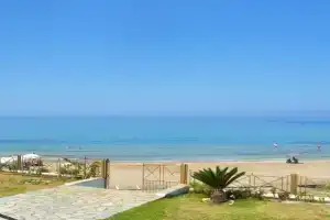 Beachfront 4-bed luxury suite - Corfu Greece Apartments, Agios Gordios