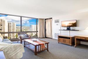 Beautiful Mountain View in Waikiki Sunset with Parking Apartments, Honolulu